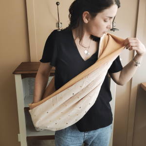 Echarpe d&rsquo;allaitement cœurs dorés et ocre