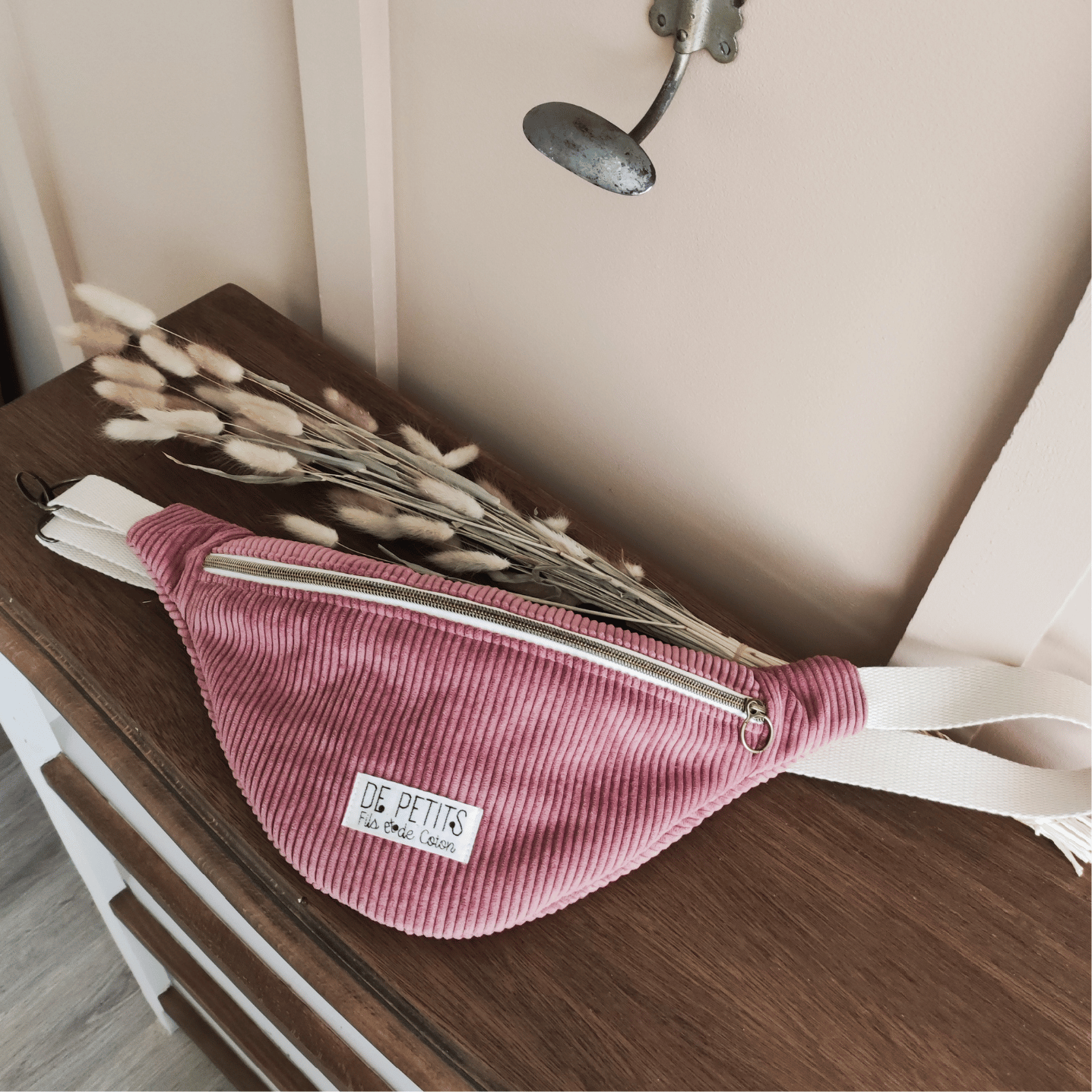 Le sac banane velours rose – Femme – Image 4