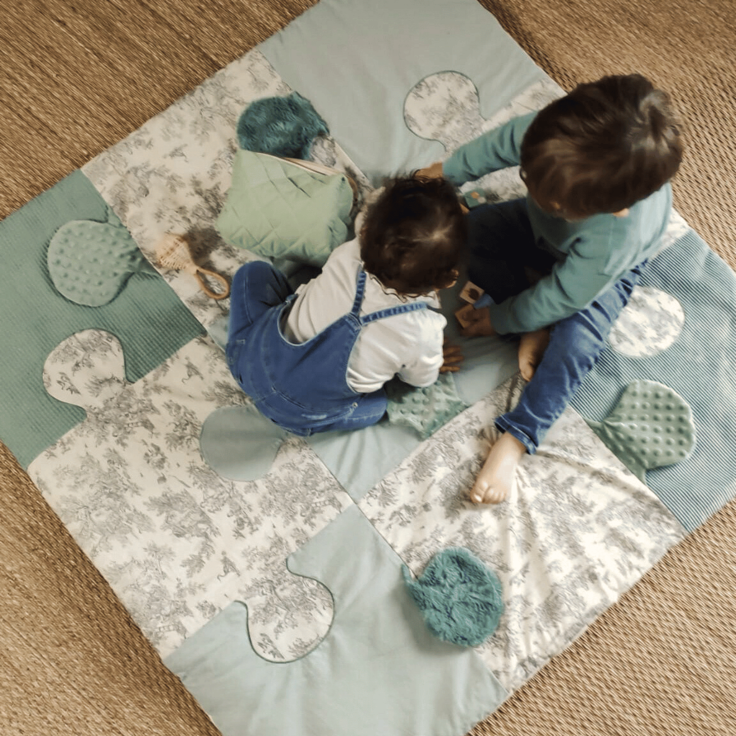 Le tapis d’éveil pliable bleu – Avec empiècements amovibles