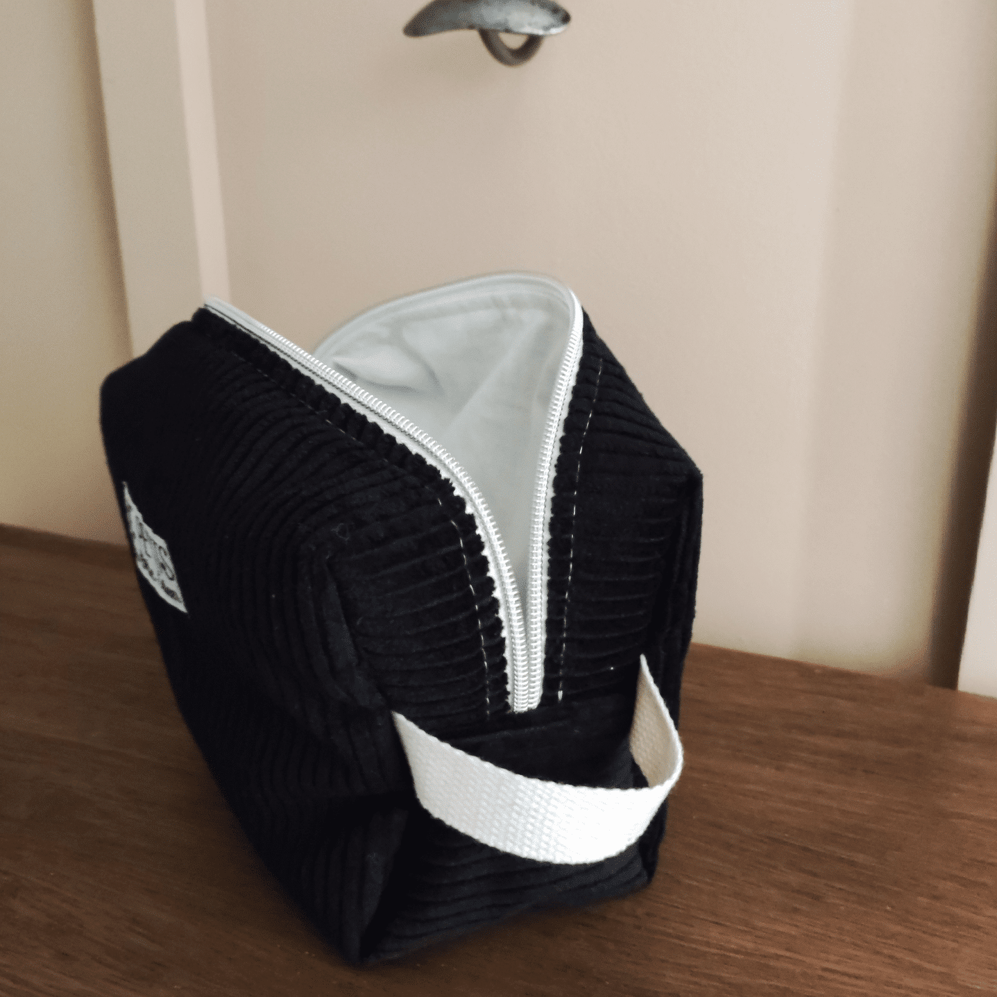 Trousse de toilette velours côtelé noir – Image 2